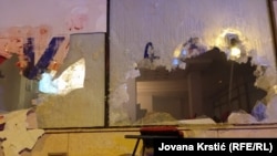  Следи от конфликтите край офиса на СНС в Нови Сад. 