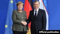 Özbek prezidenti Şawkat Mirziýoýew we Germaniýanyň kansleri Angela Merkel. 21-nji ýanwar, Germaniýa