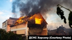 Наслідки одного з попередніх обстрілів Херсона, фото ілюстративне