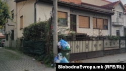 Ѓубре и отпад наптрупани околу контејнери и канти во Скопје, октомври 2025