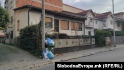 Kosha me mbeturina para shtëpive në Shkup. Tetor, 2025.