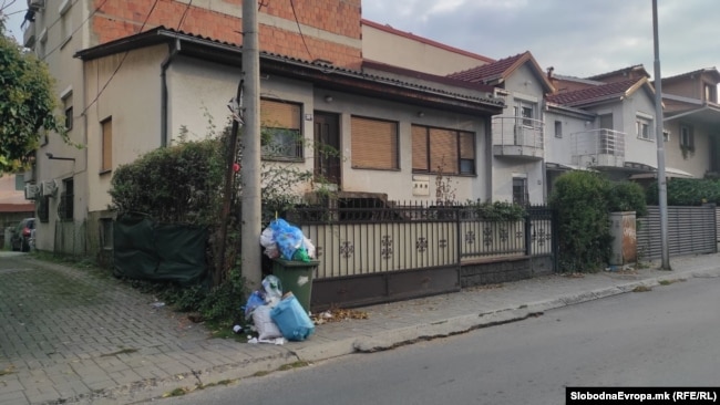 Kosha me mbeturina para shtëpive në Shkup. Tetor, 2025.