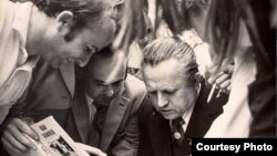 Іван Шамякін раздае аўтографы чытачам. 1976 год