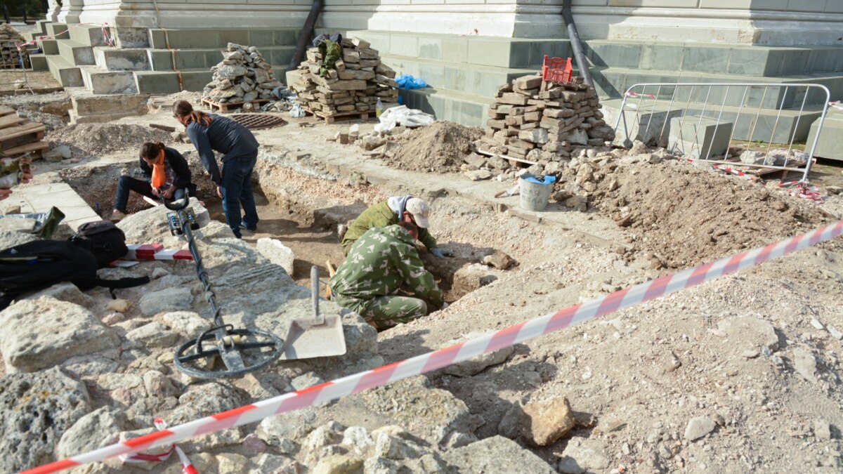 В Херсонесе у стен Владимирского собора проводят археологические ...