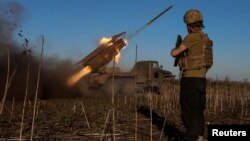 საილუსტრაციო ფოტო: უკრაინის შეიარაღებული ძალების სამხედროები "გრადის" რეაქტიული სარაკეტო დანადგარიდან ისვრან პოკროვსკის რაიონში. 19 აპრილი, 2025.