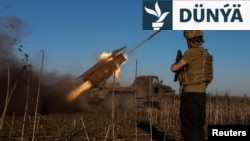 Ukrain esgerleri raketa atyjy bilen Pokrowskyň golaýyndaky rus goşunlaryna ot açýar. Arhiw suraty.
