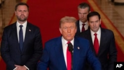 Președintele american Donald Trump, anunțând lovituri „foarte reușite” ale SUA asupra Iranului, în compania vicepreședintelui JD Vance, secretarului de stat, Marco Rubio, și ministrului Apărării, Pete Hegseth, Casa Albă, 21 iunie 2025