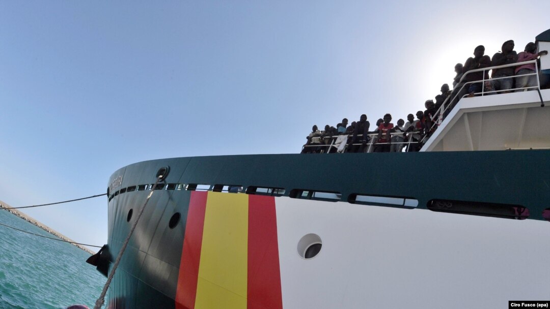 Migranti na brodu u italijanskoj luci Salerno, juni 2017.