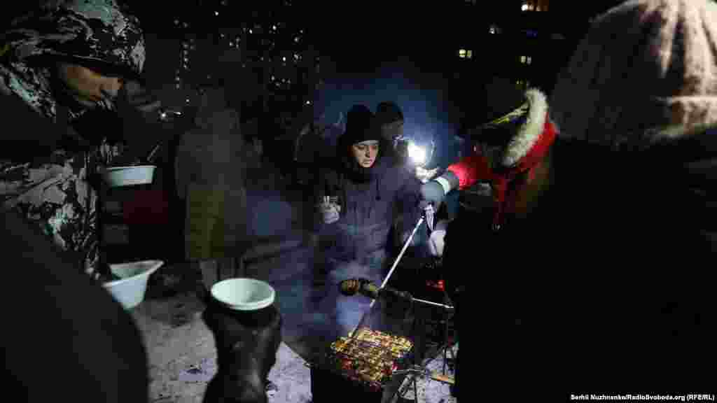 Stanovnici Kijeva okupili su se oko roštilja 18. januara.Ukrajinska energetska kompanija DTEK saopštila je 20. januara da je više od 335.000 stanovnika Kijeva ostalo bez električne energije.