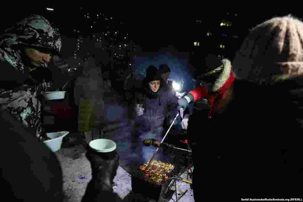 Шашлик у дворі на морозі з сусідами по багатоповерхівці це набагато краще, ніж самому мерзнути в холодному помешканні.