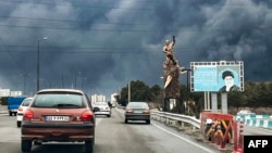 Стовпи диму від ударів по нафтових об'єктах затягують Тегеран, 8 березня 2026 року