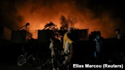 Az emberek menekülnek a lángokban álló Moria táborból. 2020. szeptember 9.