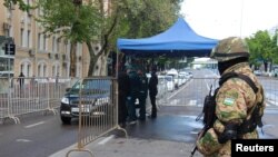 Daşkent. Polisiýa ofiseri gözegçilikde dur. 