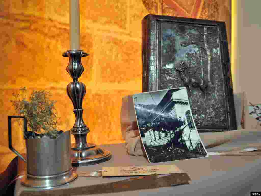 ჭიქა, შანდალი და სურათები - "ევროპის სახლის" საგამოფენო დარბაზში მუდმივგანახლებადი მუზეუმი - "მეხსიერების ბიბლიოთეკა" გაიხსნა. მუზეუმის ექსპონატები საქართველოს ოკუპირებული რეგიონებიდან დევნილთა ნივთებია. გარდა იმ საგნებისა, რომელთა გადმოტანაც მოახერხეს იძულებით გადაადგილებულმა პირებმა, აქ გამოფენილია ის ნივთები, რომლებსაც აფხაზი მეგობრები, მეზობლები და ნათესავები 17 წლის განმავლობაში უნახავდნენ ქართველებს და წლების შემდეგ სწორედ ”მეხსიერების მუზეუმისთვის” გამოუგზავნეს. გამოფენის ორგანიზატორია არასამთავრობო ორგანიზაცია "კოალიცია სამართლიანობისთვის".