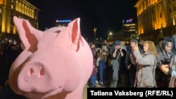 Активисти на "Продължаваме промяната" поставиха пред сградата на Министерския съвет фигура на прасе - касичка, като символ на предлагания от управляващите Бюджет 2026, 20 ноември 2025 г.