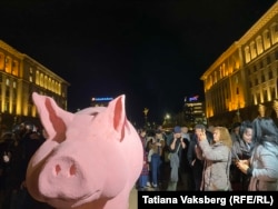 Площадът пред бившия Партиен дом и Министерския съвет преди началото на протестния митинг. Хората се снимат с грамадното прасе-касичка от стиропор.