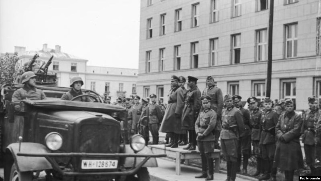 Військові нацистської Німеччини і СРСР під час параду з нагоди поділу земель, що належали до того Польщі. Брест-Литовський, 22 вересня 1939 року
