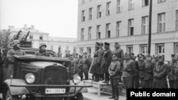 Військові нацистської Німеччини і СРСР під час параду з нагоди поділу земель, що належали до того Польщі. Брест-Литовський, 22 вересня 1939 року