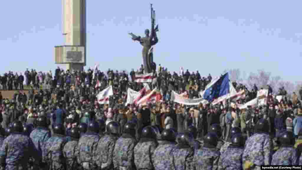 2001 год, стэла &laquo;Горад-герой Мінск&raquo;.&nbsp;Фота: bymedia.net