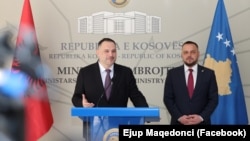 Ministri i Mbrojtjes i Shqipërisë, Ermal Nufi me homologun e tij kosovar, Ejup Maqedonci, më 17 prill 2026.