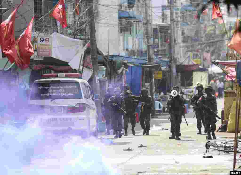 Солдаты идут по улицам Янгона и через громкоговоритель призывают протестующих разойтись