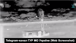 Скриншот с видео ГУР МО Украины, на котором дрон наносит удар по РЛС 39Н6 «Каста-2Е2» в Крыму