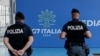 Полицейский патруль возле пресс-центра перед саммитом мировых лидеров G7 в городе Бари, Италия, 12 июня 2024 года