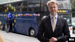 Архивска фотографија: Евроамбасадорот Аиво Орав во информативна кампања „ЕУ одблизу“ на13 мај 2013 година.