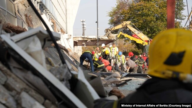 Železnička stanica u Novom Sadu svečano je otvorena u julu 2024. godine, nakon trogodišnje rekonstrukcije. Nadstrešnica koja se obrušila, kako su saopštili nadležni, "nije bila predmet rekonstrukcije u okviru radova". Na fotografiji: mesto nesreće, 1.novembar 2024.
