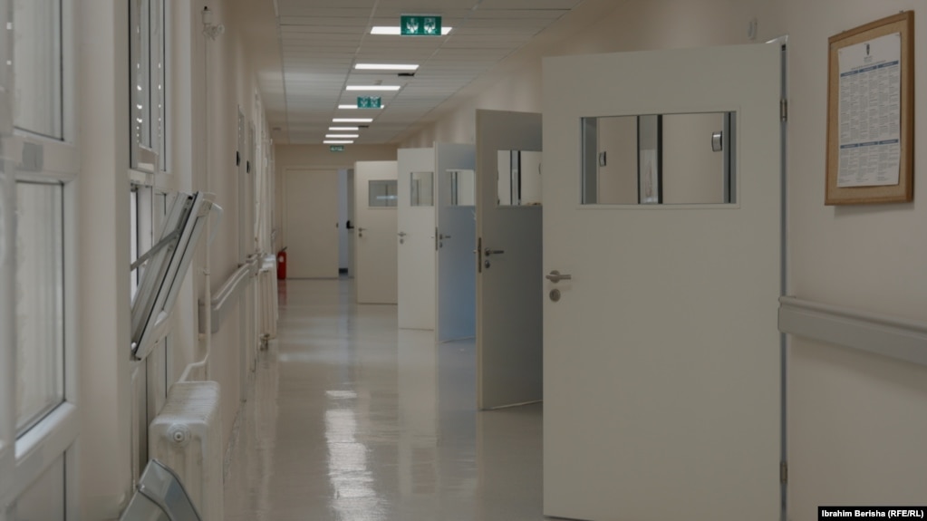 Një nga repartet e lehonave në Klinikën e Gjinekologjisë, i renovuar së fundmi.