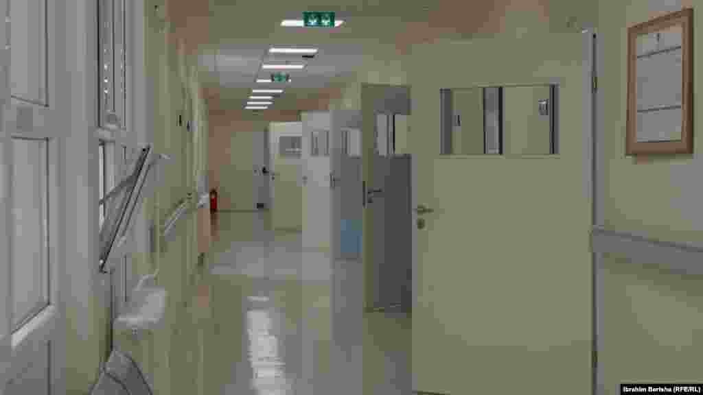 Një nga repartet e lehonave në Klinikën e Gjinekologjisë, i renovuar së fundmi.