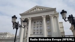 Извадени буквите од Влада на Република Македонија во очекување на нови со името Северна Македонија.