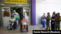 Pacijenti koji su se oporavili od COVID-19 napuštaju gradsku bolnicu u Montereju; Meksiko, juli 2020.