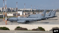 Avioane militare ale Forțelor Aeriene ale SUA sunt pe pista aeroportului Ben Gurion, lângă Tel Aviv, pe 25 februarie 2026, cu trei zile înaintea atacului asupra Iranului.