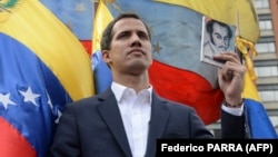 Венесуэла парламентінің спикері, оппозиция жетекшісі Хуан Гуайдо наразылық шеруінде өзін президент деп жариялап тұр. Каракас, 23 қаңтар 2019 жыл.