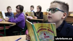 MAE cere autorităților ucrainene să consulte Comisia de la Veneția și să pună în aplicare recomandările acesteia, având în vedere că legea, cu impact asupra învățământului minorităților în limba maternă, prevede un termen de șase luni pentru intrarea sa în vigoare.