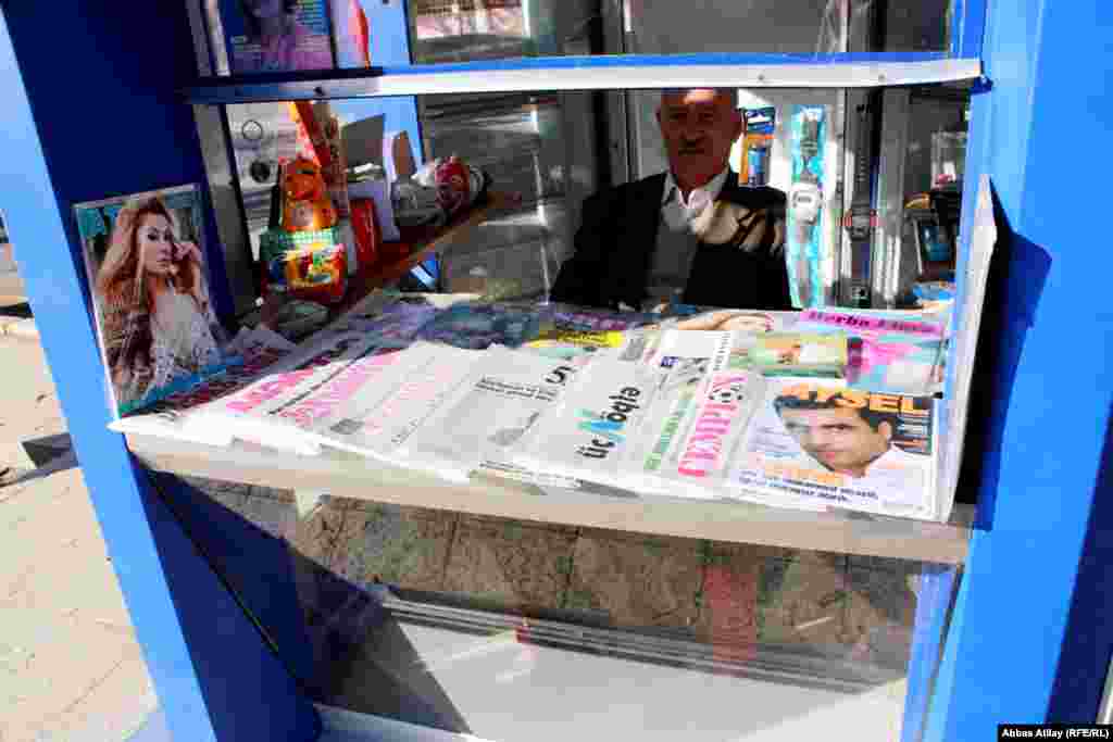 Şəhər mərkəzində yerləşən qəzet köşklərindən biri. Bu qəzet köşklərində müstəqil və tənqidi mətbuata rast gəlinmir.