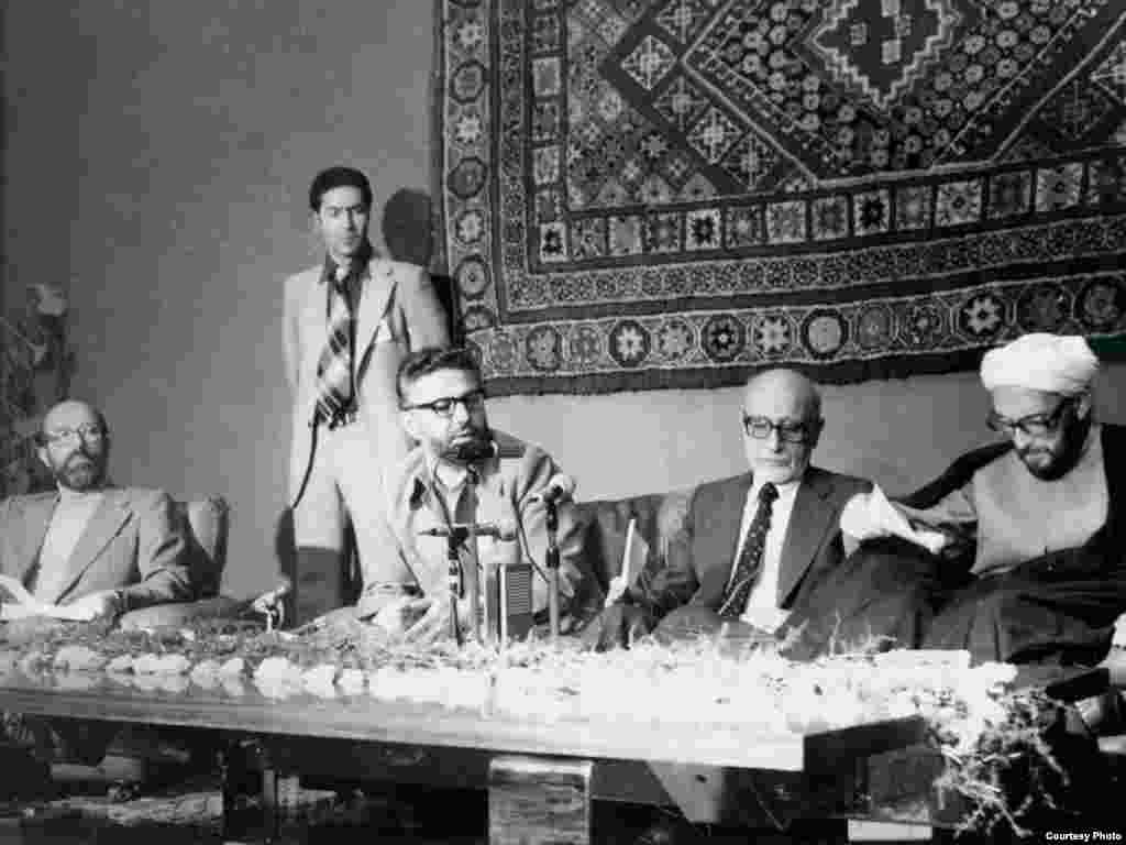 از سمت راست دوم: مهدی بازرگان بنیانگذار نهضت آزادی ایران در کنار ابراهیم یزدی مصطفی چمران چهره‌های شاخص و مسس شاخه خارج از کشور در روزهای پس از انقلاب  ۱۳۵۷ در تهران 