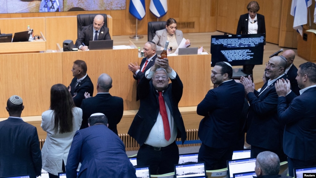 ایتامار بن-گویر وزیر تندروی امنیت ملی اسرائیل با سنجاقی به شکل طناب دار بر یقۀ کت