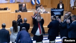 ისრაელის პარლამენტში, ქნესეთში, ახალი კანონის მიღების შემდეგ. უშიშროების მინისტრი, ულტრამემარჯვენე ბენ-გვირი ზეიმობს კანონის მიღებას, რომელზეც გაერომ განაცხადა, რომ ის "ღრმად დისკრიმინაციულია და დაუყოვნებლივ უნდა გაუქმდეს". 