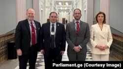 პარლამენტის პრესსამსახურის ცნობით, შეხვედრაში მონაწილეობდნენ აშშ-ში საქართველოს ელჩი თამარ ტალიაშვილი და აშშ-ის პრეზიდენტის სპეციალური თანაშემწე ჩარლზ ჯეი მაკლაფლინ IV.