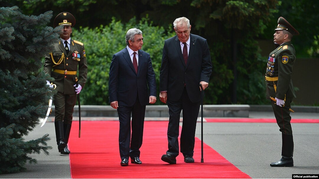 Armenian President Serzh Sarkisian (left) welcomes visiting Czech counterpart Milos Zeman in Yerevan on June 8.