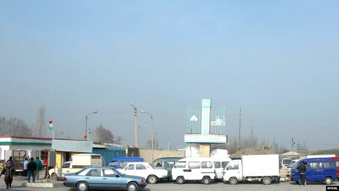 Тажик-өзбек чек арасындагы көзөмөл-өткөрмө бекет. Сүрөт 2010-жылы тартылган. 