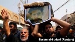 Basrada öldürilen protestçiniň jynazasy geçýär. 4-nji sentýabr, 2018 ý.