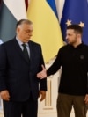 Президент України Володимир Зеленський (праворуч) простягає руку прем'єр-міністру Угорщини Віктору Орбану після пресконференції в Києві 2 липня 2024 року