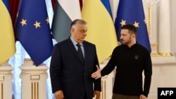 უნგრეთის პრემიერ-მინისტრი ვიქტორ ორბანი (მარცხნივ) და უკრაინის პრეზიდენტი ვოლოდიმირ ზელენსკი. კიევი, 2024 წლის 2 ივლისი 