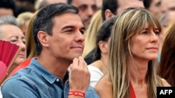 Испанският министър-председател от Испанската социалистическа партия (PSOE) Педро Санчес и съпругата му Бегона Гомес 