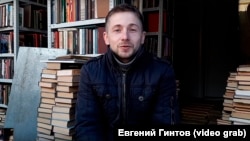 Создатель приюта для книг в Иркутске Евгений Гинтов