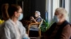 A Nógrád Megyei Kormányhivatal munkatársa egy lakóval beszélget a balassagyarmati idősek otthonában 2020. április 22-én. 