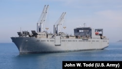 Az amerikai haditengerészet Bob Hope nevű hadihajója horgonyt vet a Defender - Europe NATO-hadgyakorlat idején Durres kikötőjében, Albániában 2021. április 26-án